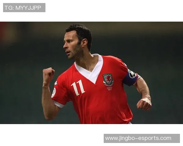 足球巨星炫肌肉展示力量与魅力 打破传统运动员形象引领新潮流